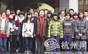 　　张抗抗和杭高鲁迅文学社社员合影 